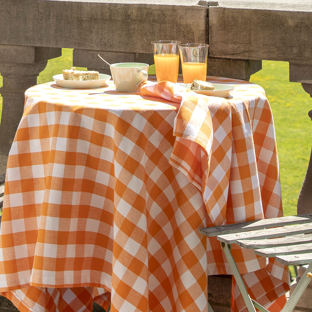 WOW Spring Apricot – Ternet bomuldsdug 150 x 250 cm, rundt bord