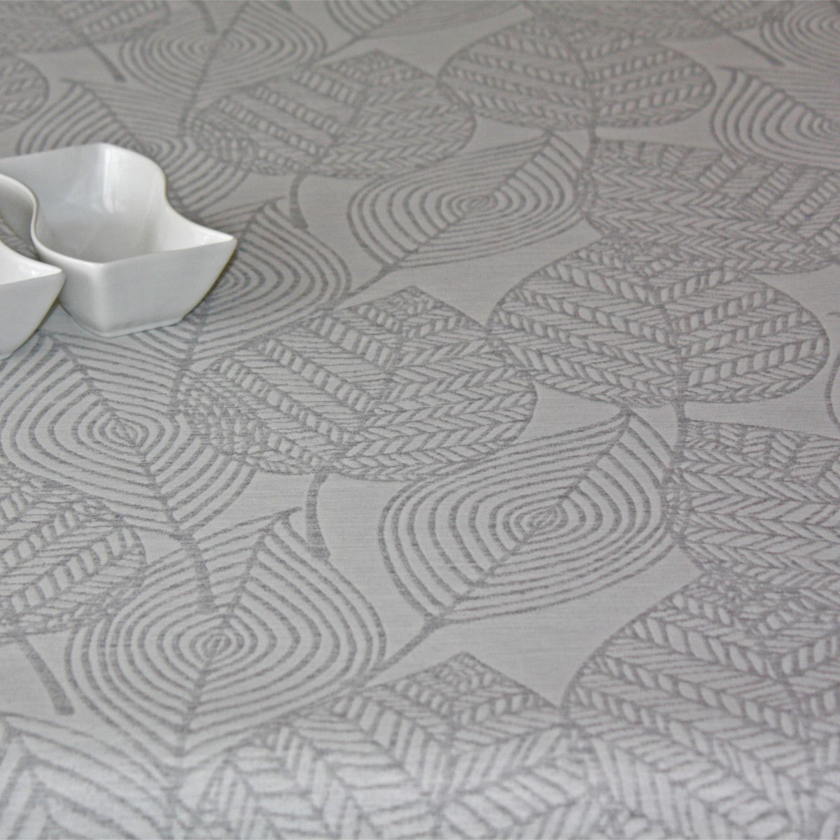 Amberes Jacquard, grå blade. Jacquard vævet akryldug med grå stregblade på naturfarvet bund