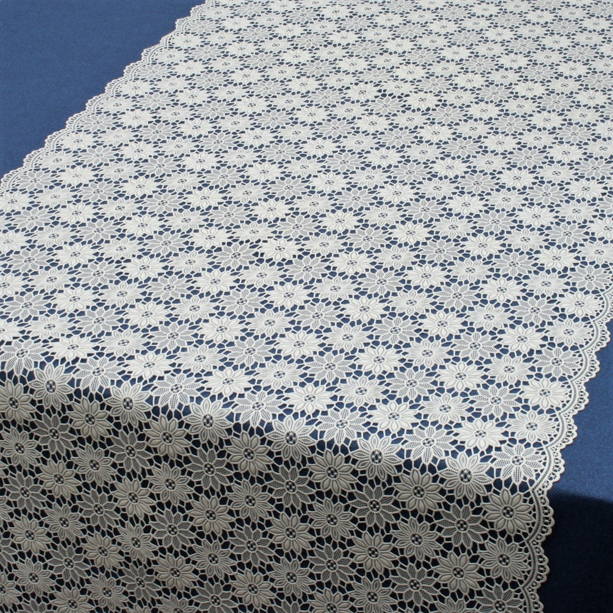 Bordløber, blondedug med lille blomst, hvid