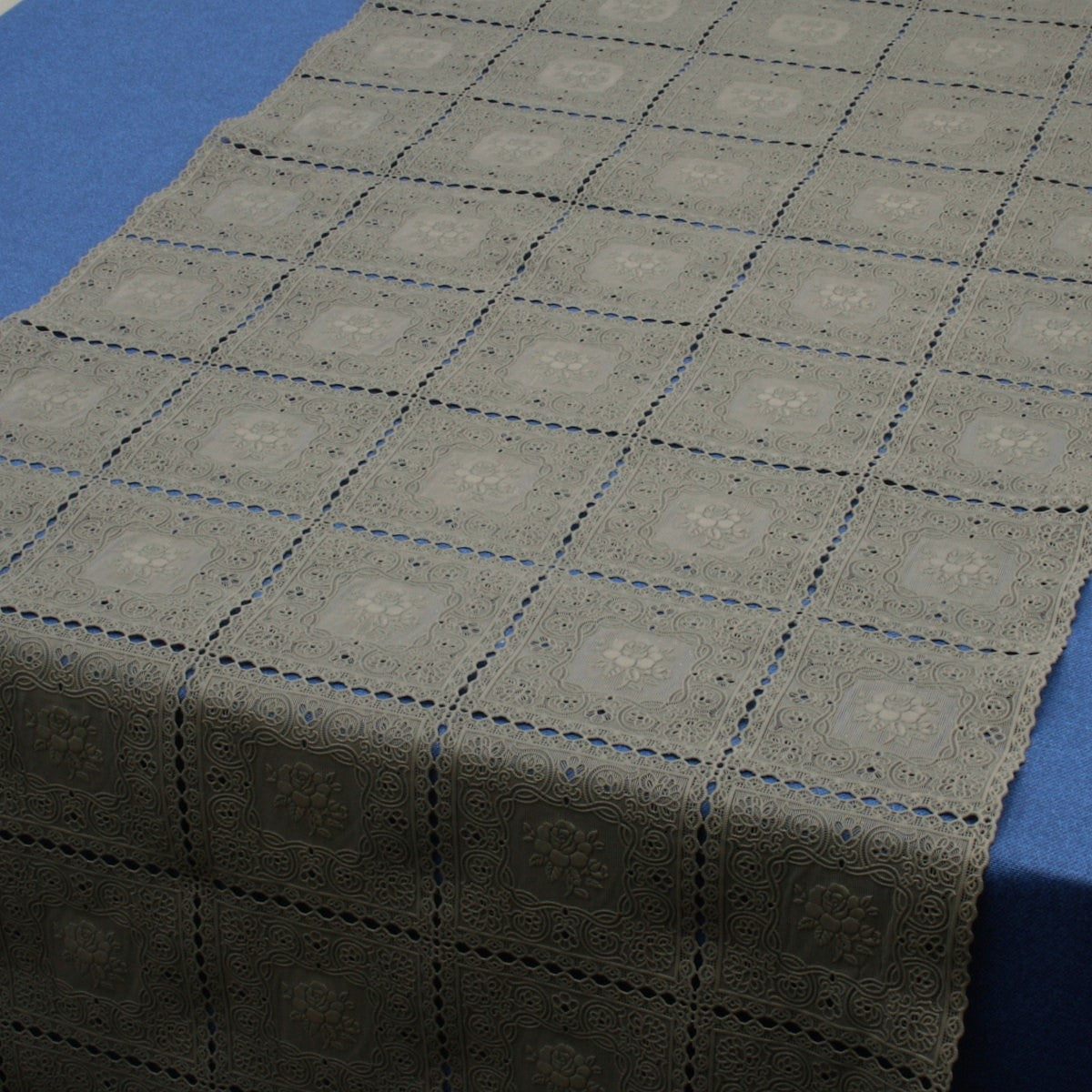 Bordløber, blondedug med roser i firkanter, antracit