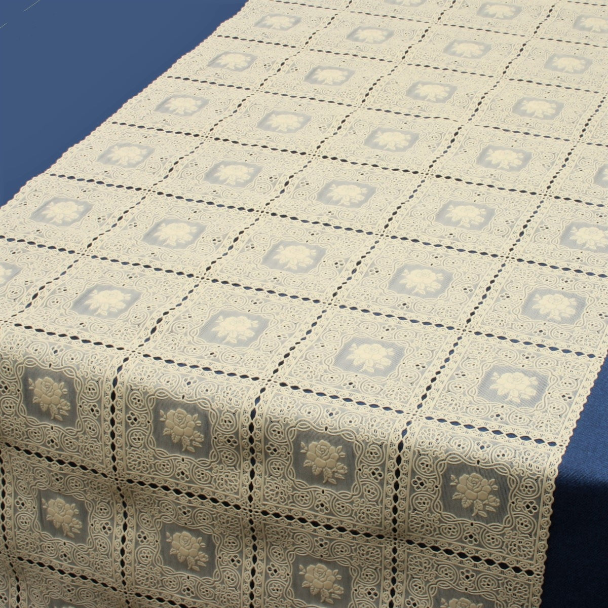 Bordløber, blondedug med roser i firkanter, beige