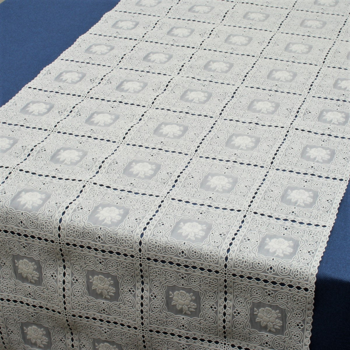 Bordløber, blondedug med roser i firkanter, hvid