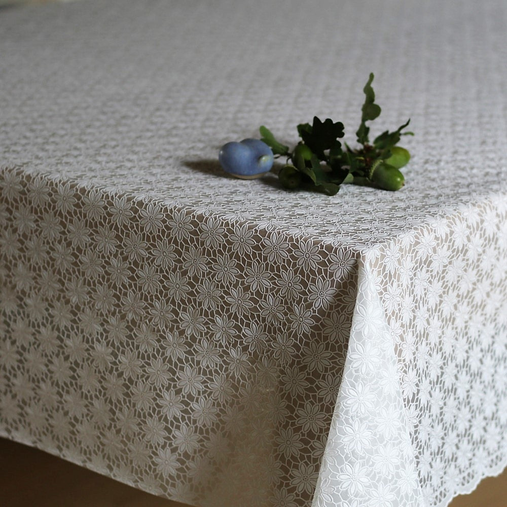 Daisy Lace – Hvid blondevoksdug med små blomster