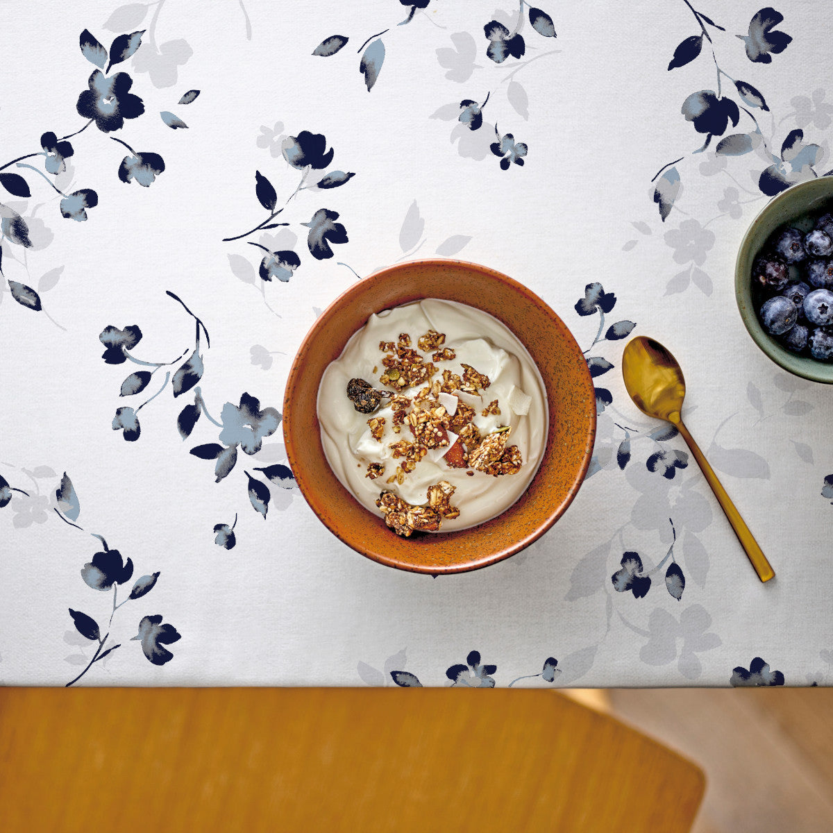 Cherry Blossom Grey - Sødahl akryldug med antiskrid, set oppefra