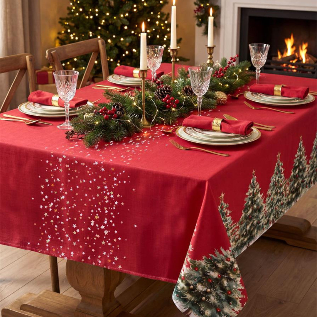 Christmas Trees Rød – Juledug med antiplet 150 x 300 cm