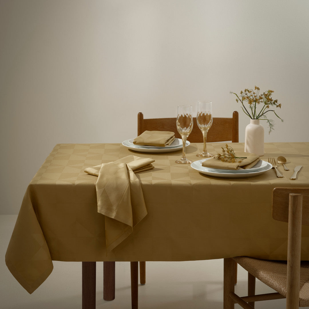 Compliments Wind Damaskdug, Brass - 150 x 250 cm, miljø