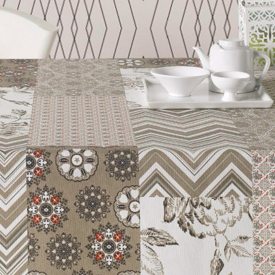 Courbet beige, akryldug med patchwork tern, 180 cm bred