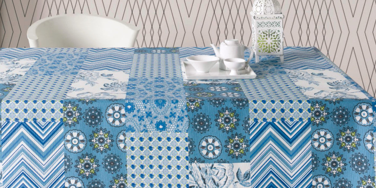 Courbet blå, tekstildug med patchwork tern, 180 cm bred