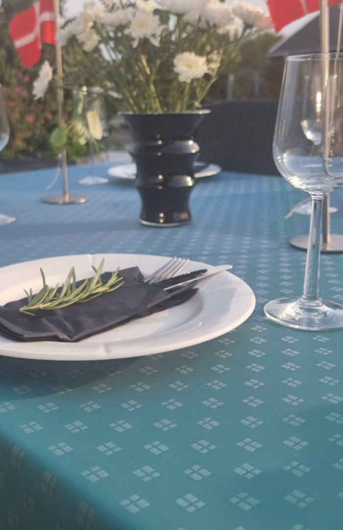 Dannebrog Grøn/blå - Elegant og festlig akryldug med antiskrid