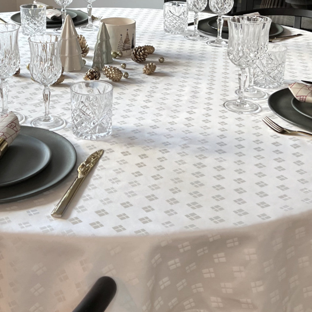 Dannebrog Hvid Ø 250 cm - Rund damaskdug med indvævet flag