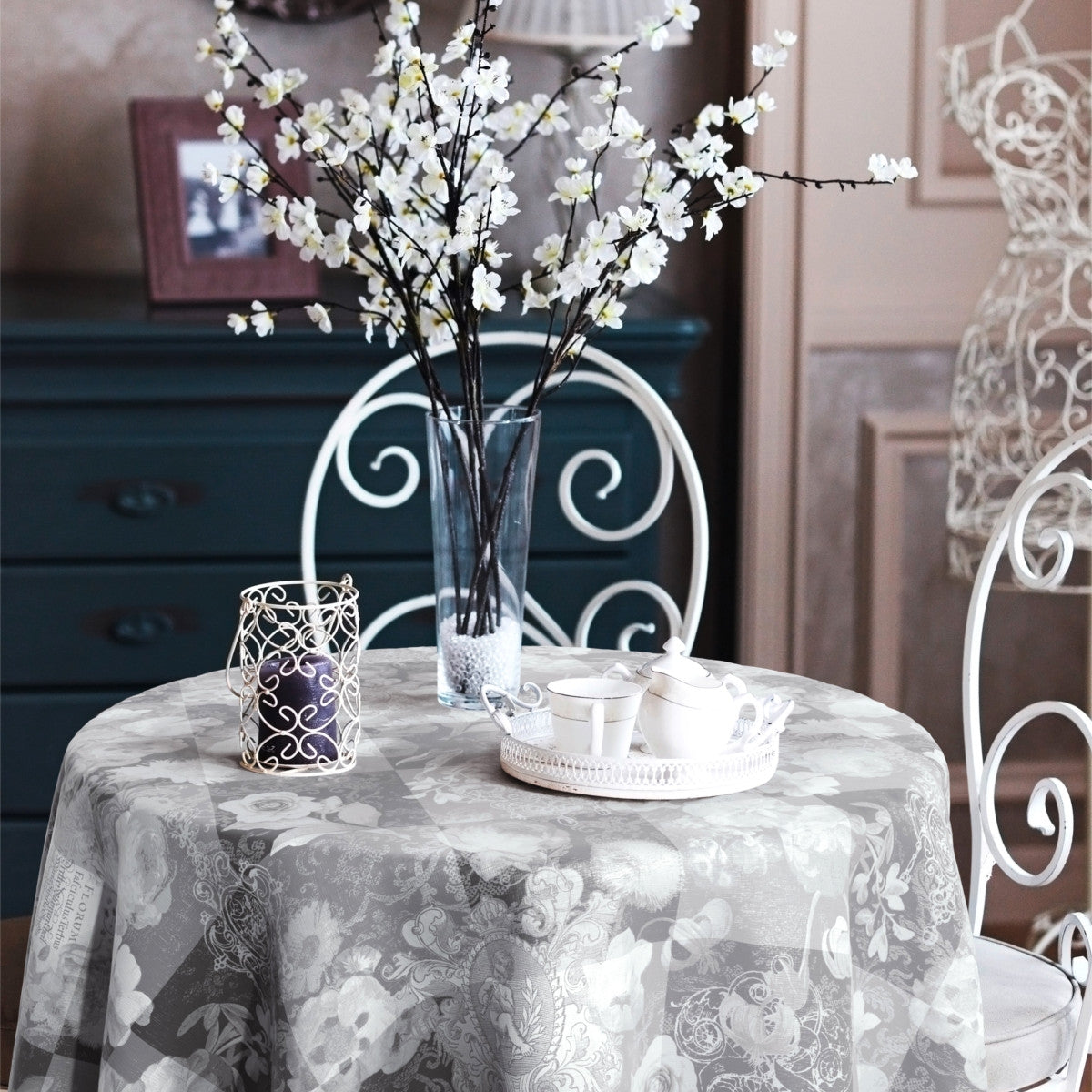 Dalington Grå. voksdug med roser i elegant let præget mønster