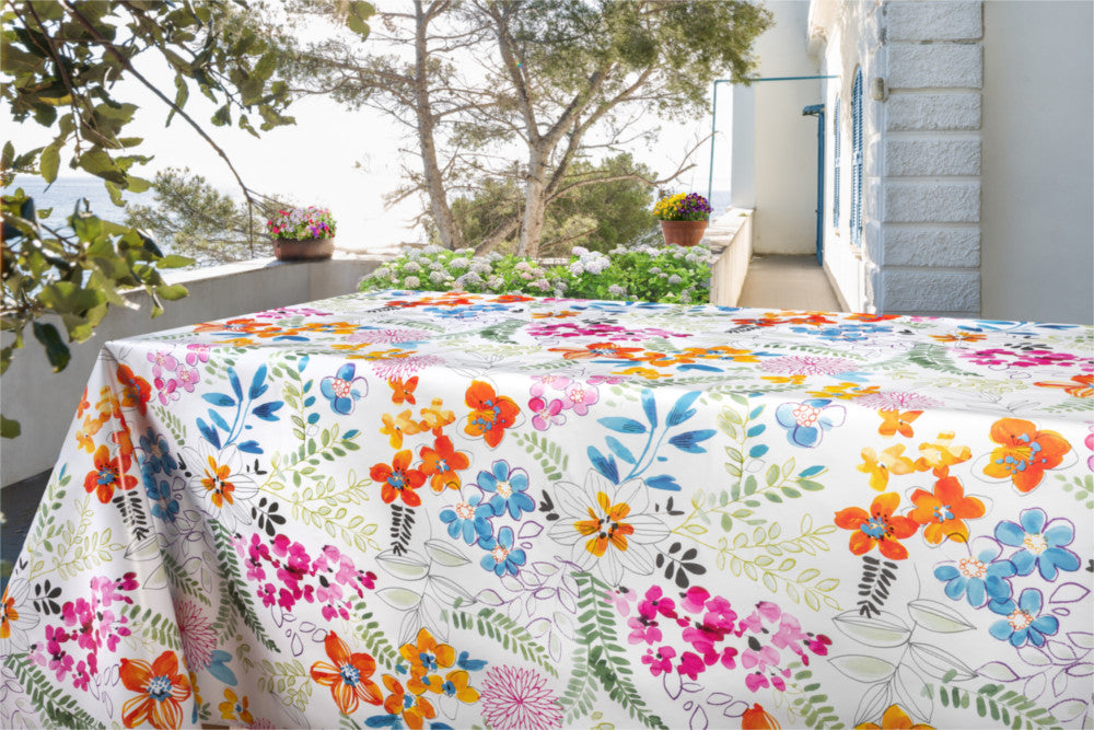 Dufthaven - Hvid voksdug med farverige blomster, på terrassen