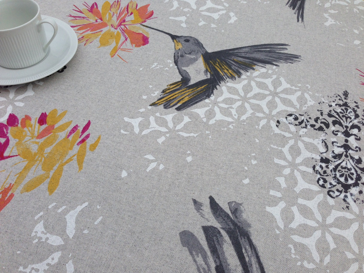 Elvire Grå - Akryldug med flotte kolibrier. Dugen er med hør-look - 150 cm bred