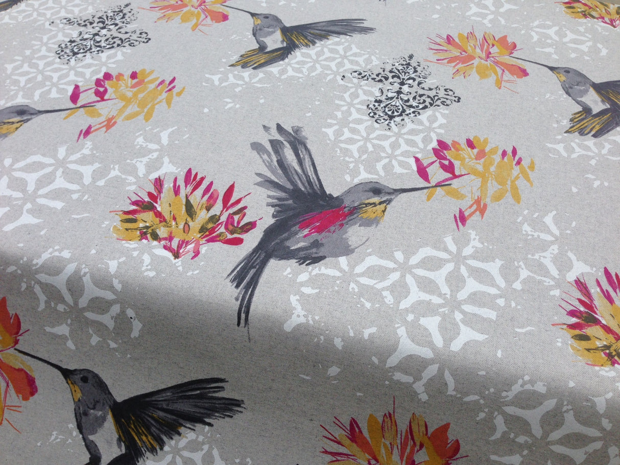 Elvire Grå - Akryldug med flotte kolibrier. Dugen er med hør-look - 150 cm bred