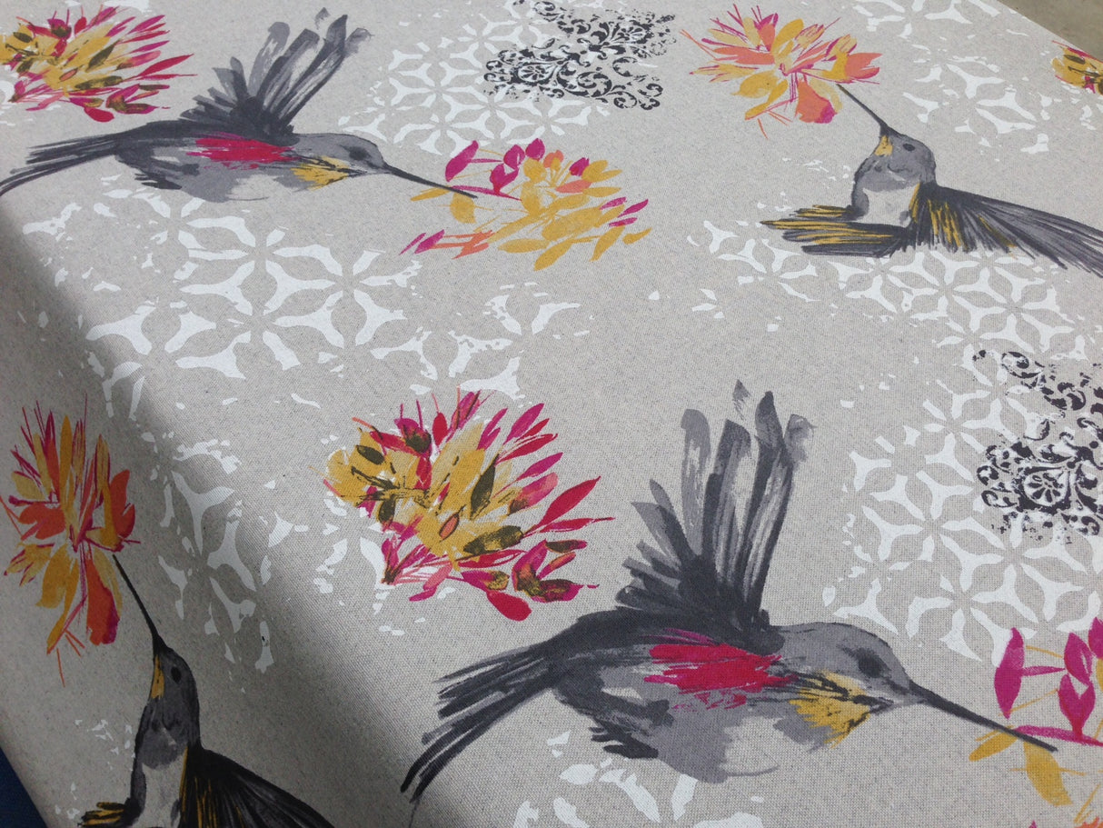 Elvire Grå - Akryldug med flotte kolibrier. Dugen er med hør-look - 150 cm bred