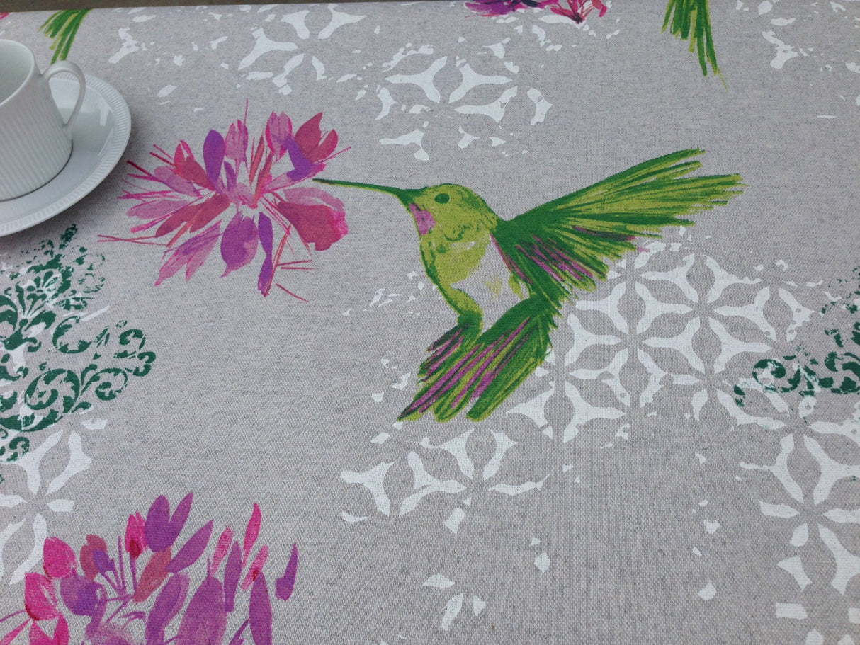 Elvire Grøn - Akryldug med flotte kolibrier. Dugen er med hør-look - 150 cm bred