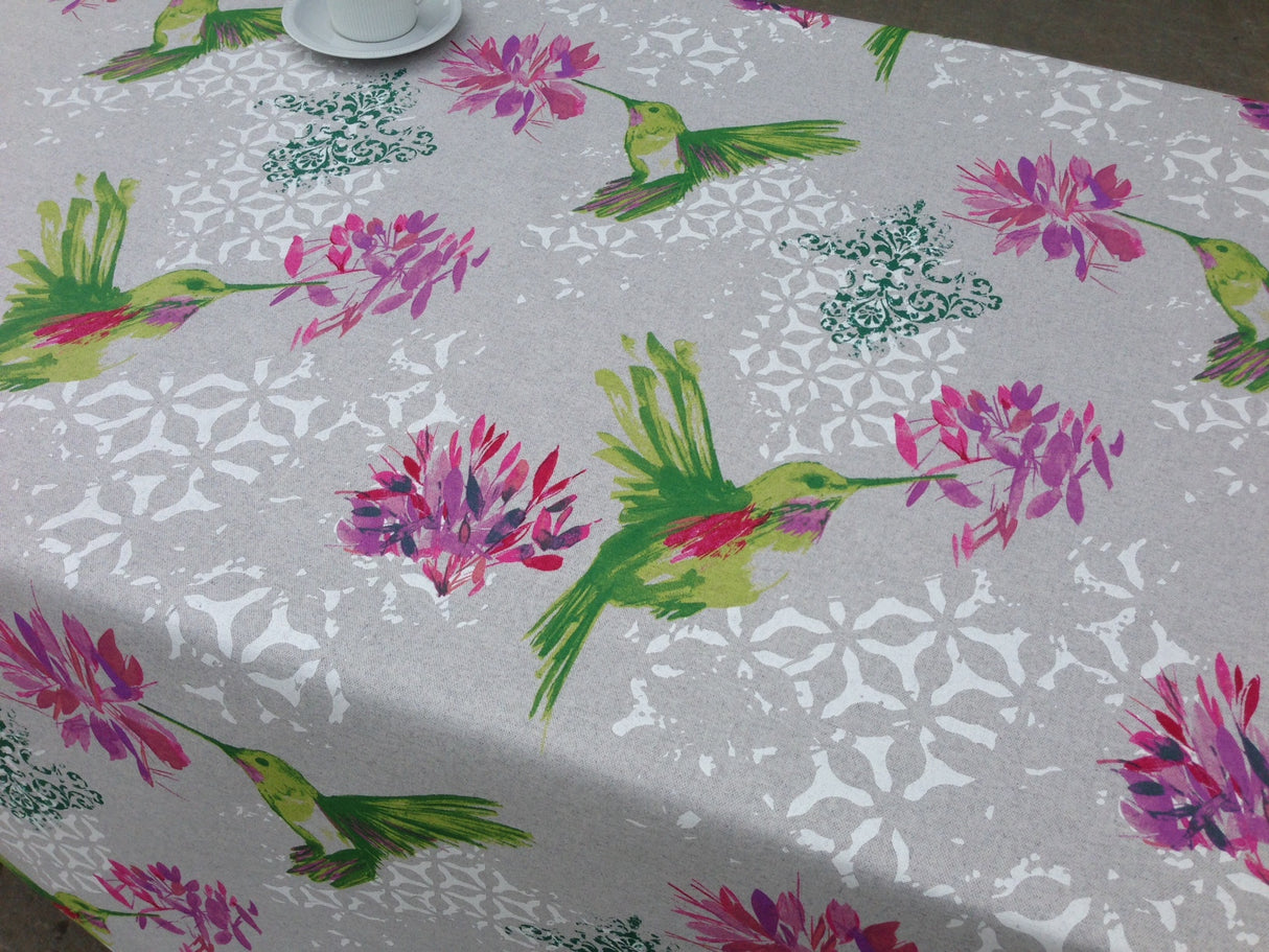 Elvire Grøn - Akryldug med flotte kolibrier. Dugen er med hør-look - 150 cm bred