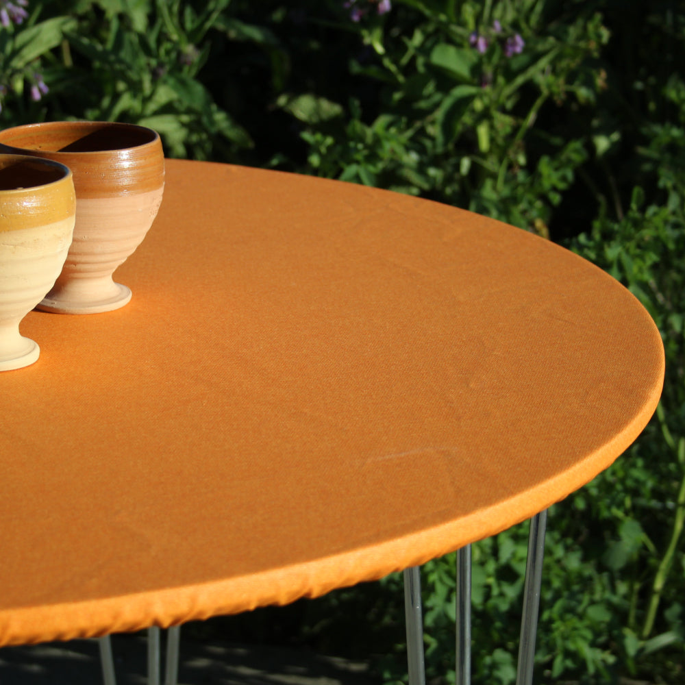 Ensfarvet akryldug appelsin - rund akryldug med elastikkant - Til bord Ø 60 - Ø 170 cm