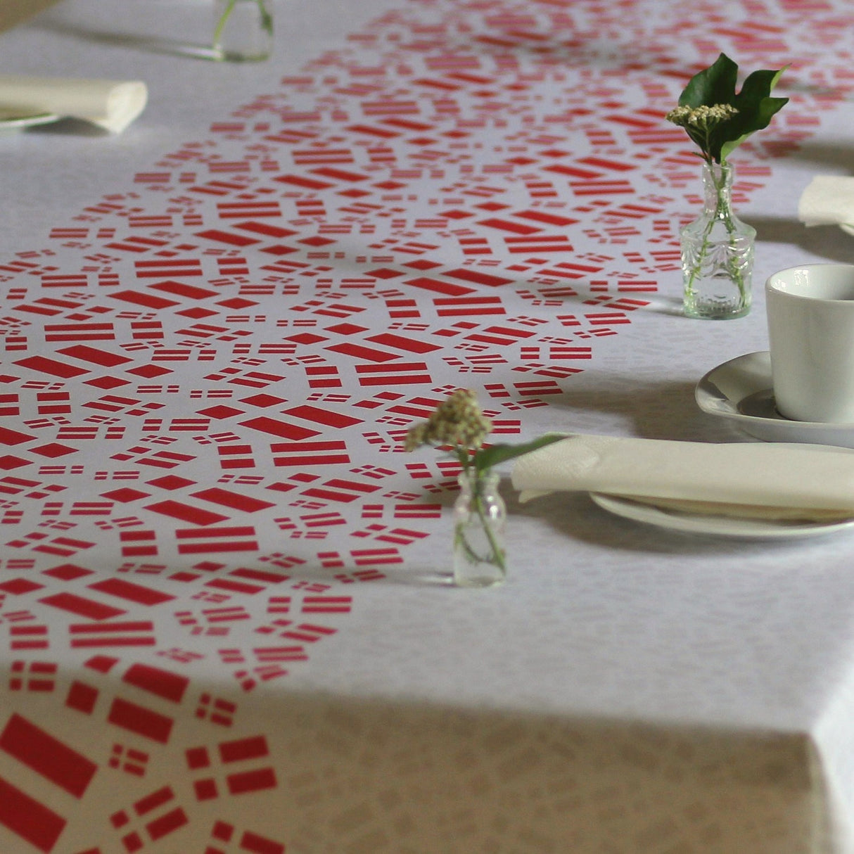 Festdugen med dannebrogsflag - Flot akryldug til fødselsdag og andre festlige lejligheder