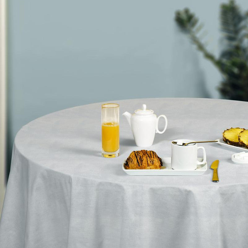 Fiona, ensfarvet hvid voksdug med elegant og diskret mønster