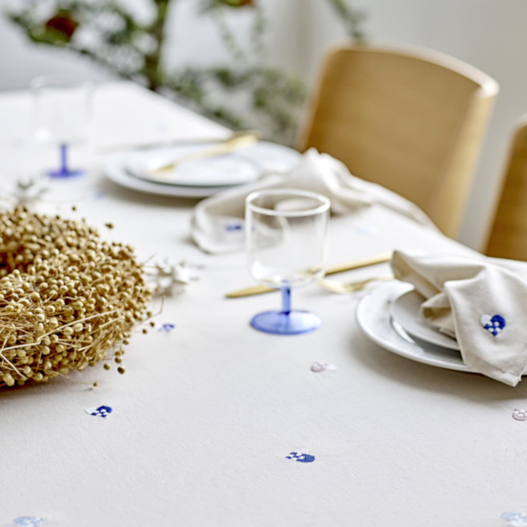 Nærbillede af Södahl Christmas Hearts Embroidery Juledug Blå