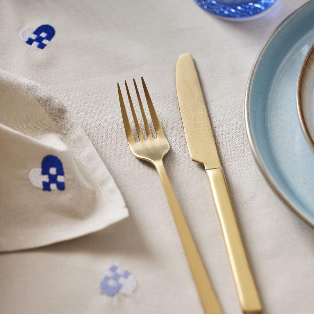 Nærbillede med opdækning af Södahl Christmas Hearts Embroidery Juledug 140x220