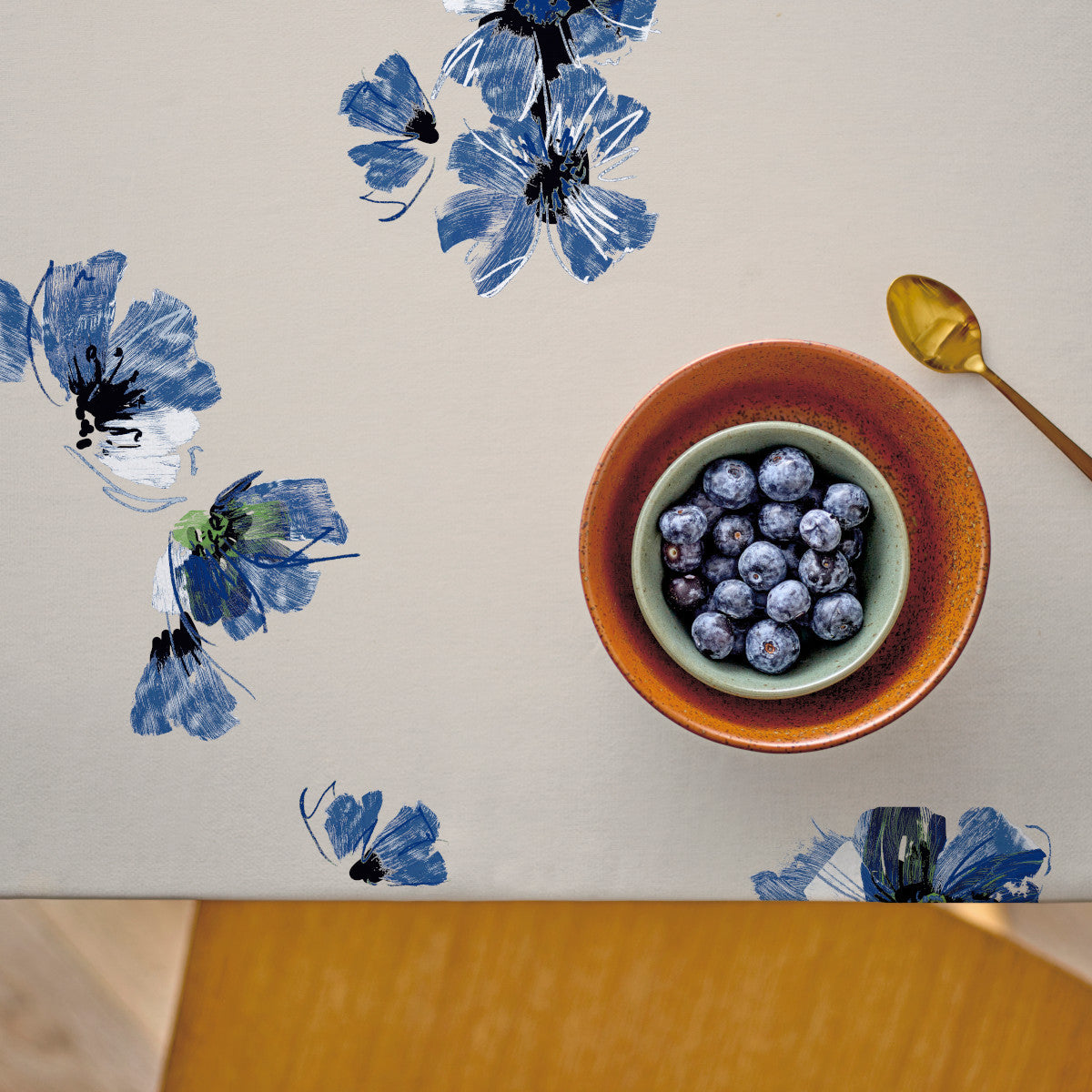 Flora Blue - Sødahl akryldug med maleriske blomster, set fra oven