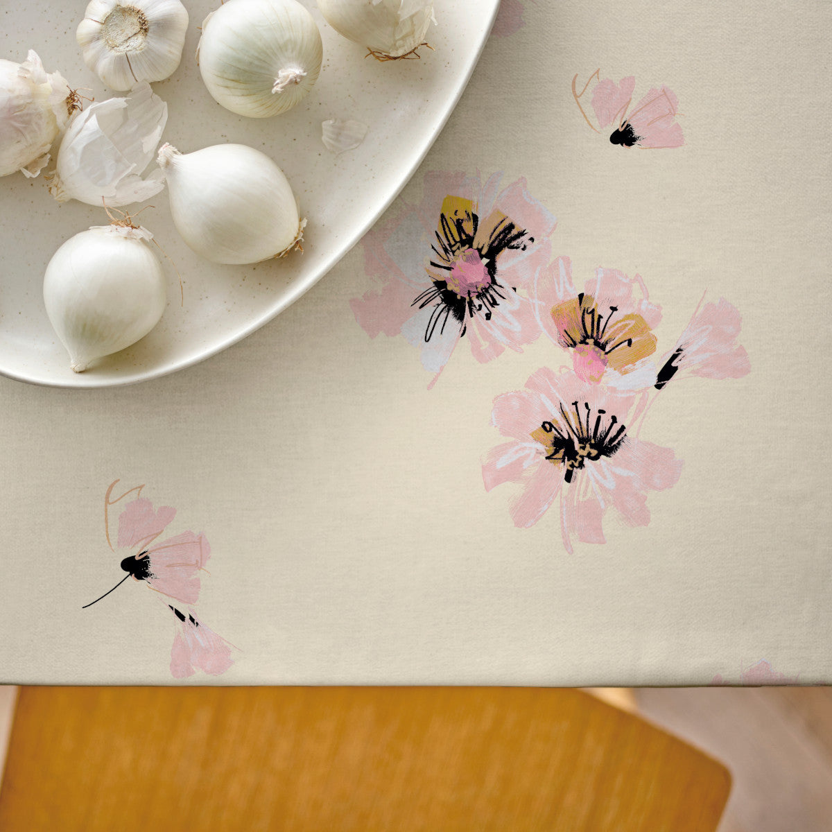 Flora Yellow - Sødahl akryldug medblomstermotiv i sarte farver