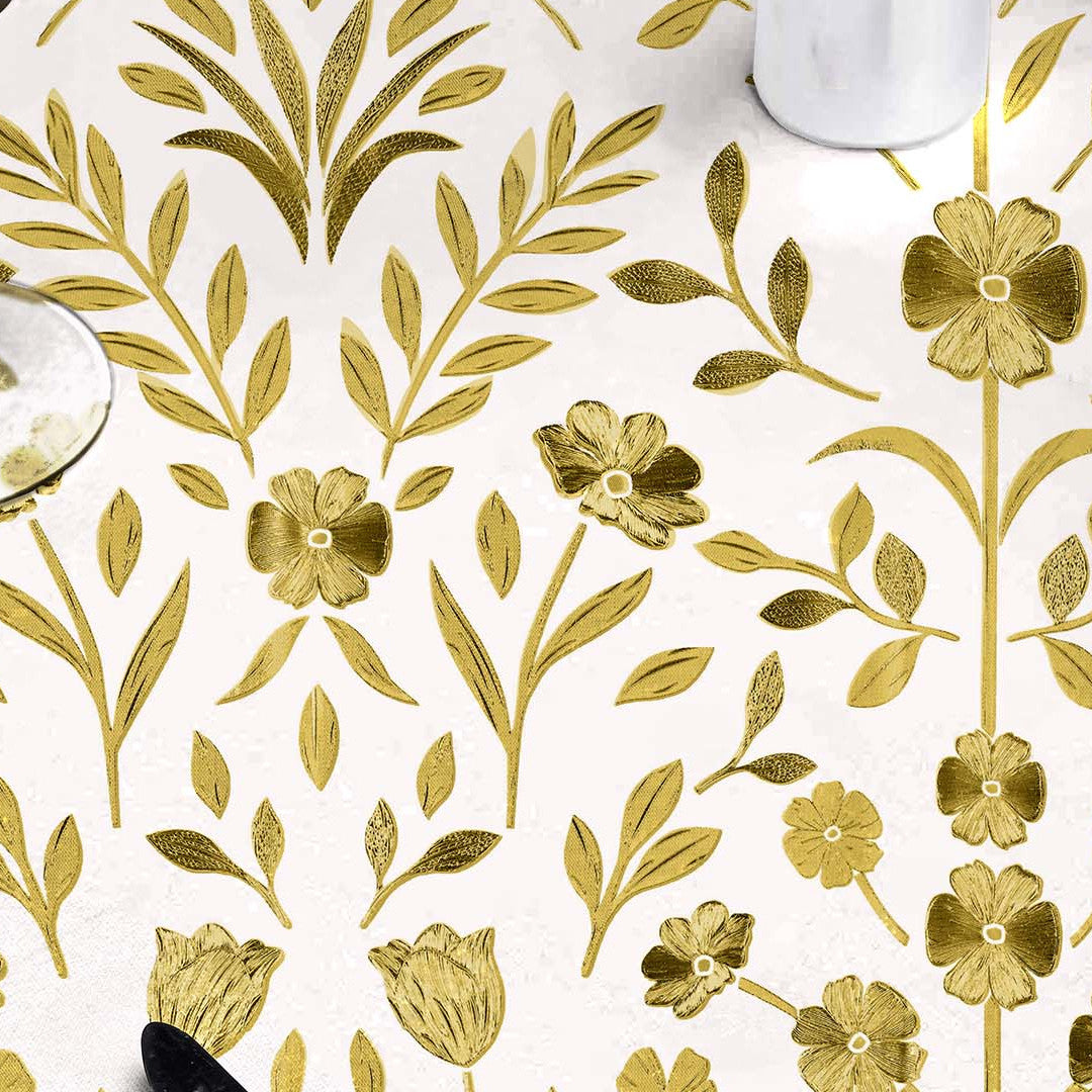 Nærbillede af Guldflor voksdug med prægede guldblomster.