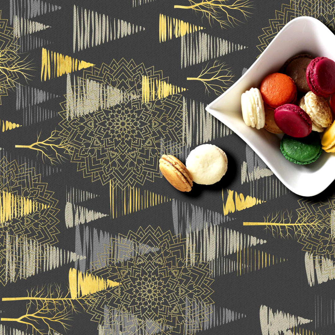 Mørk grå voksdug med gyldne juletræer og træer, tøt på