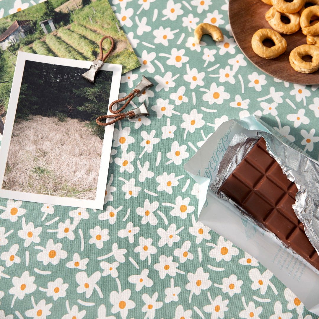 Happy Days Mintwood - 160 cm bred grå voksdug med blomster, detaljer