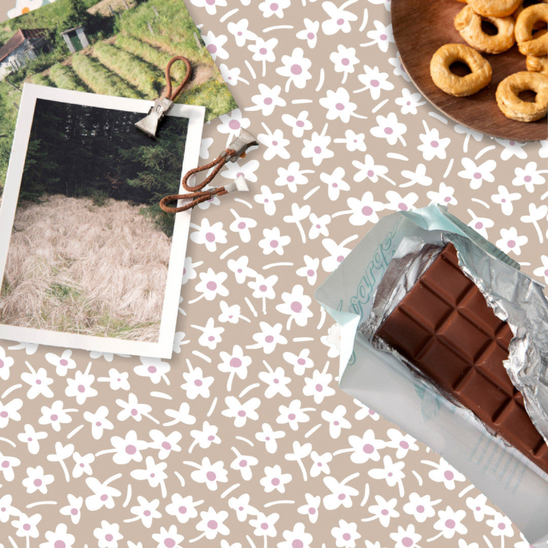 Happy Days Mocha - 160 cm bred grå voksdug med blomster