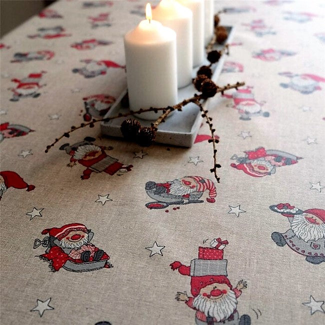 LÆNGDE: 1,4 meter - Juledug Fjolle Nisser - Akryldug med nisser på hørfarvet bund