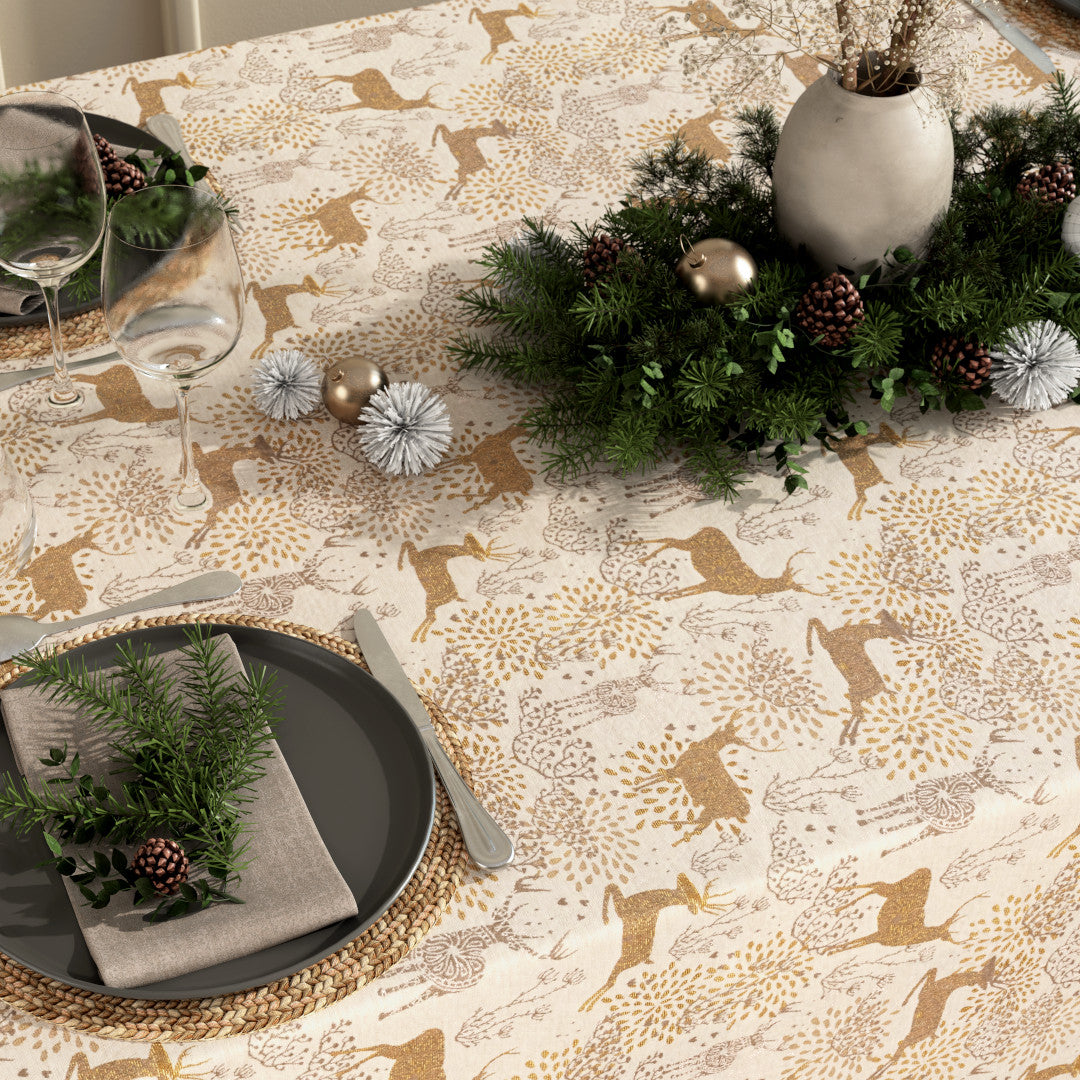 Nærbillede af Juledug Golden Reindeers med gyldne rensdyr på lys naturfarvet bund