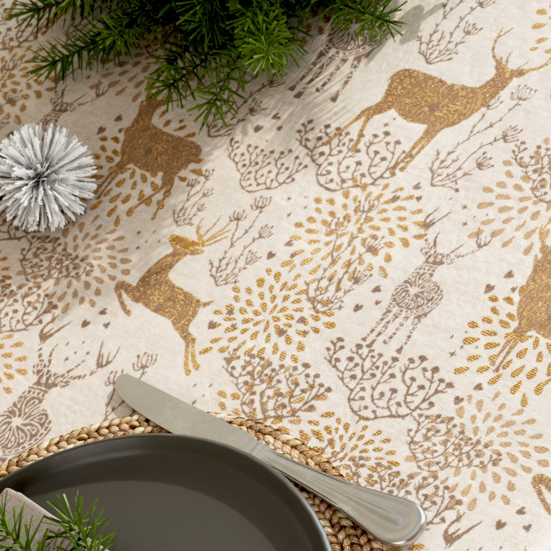 Tæt på Juledug Golden Reindeers med gyldne rensdyr på lys naturfarvet bund