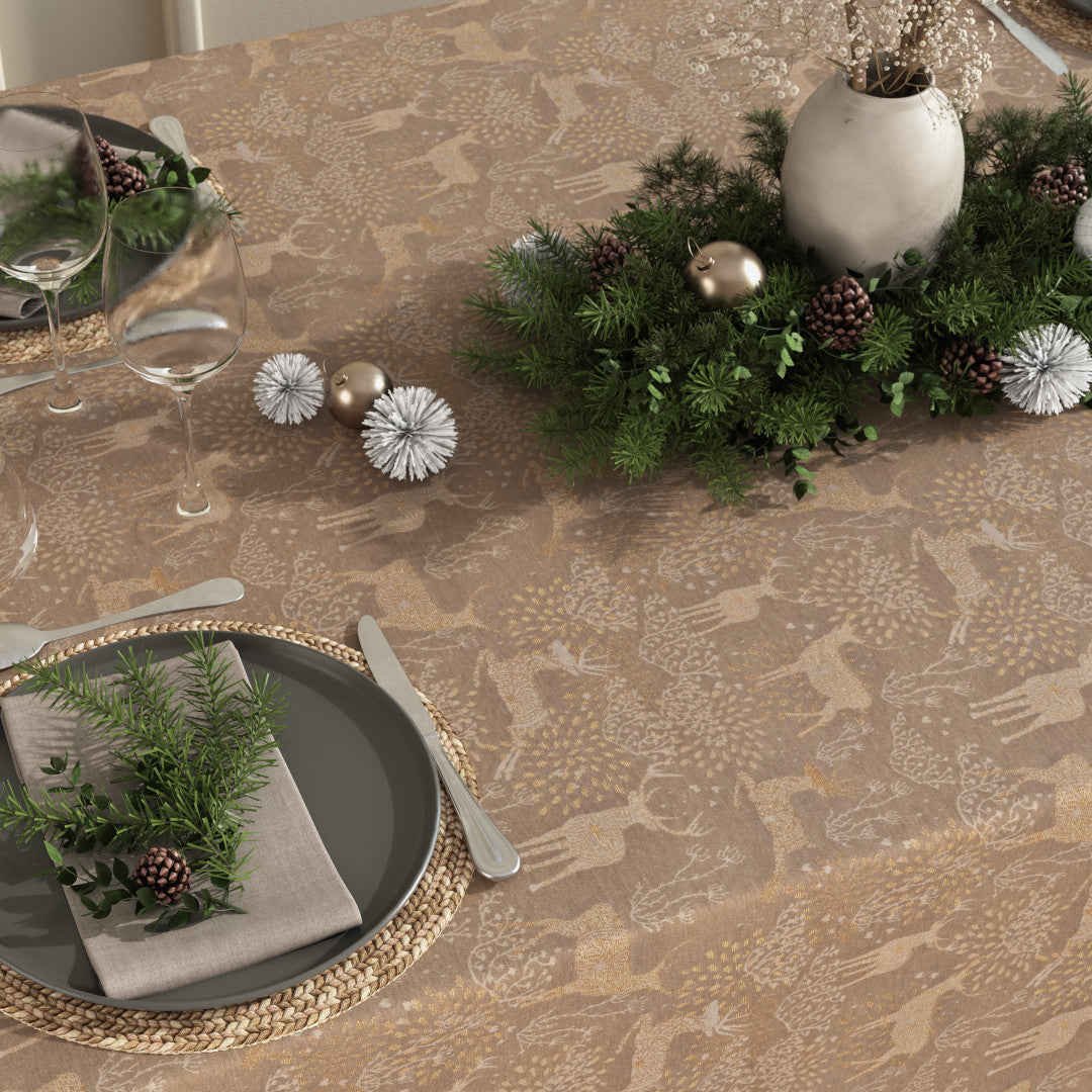 Nærbillede af Juledug Golden Reindeers med gyldne rensdyr på sandfarvet bund