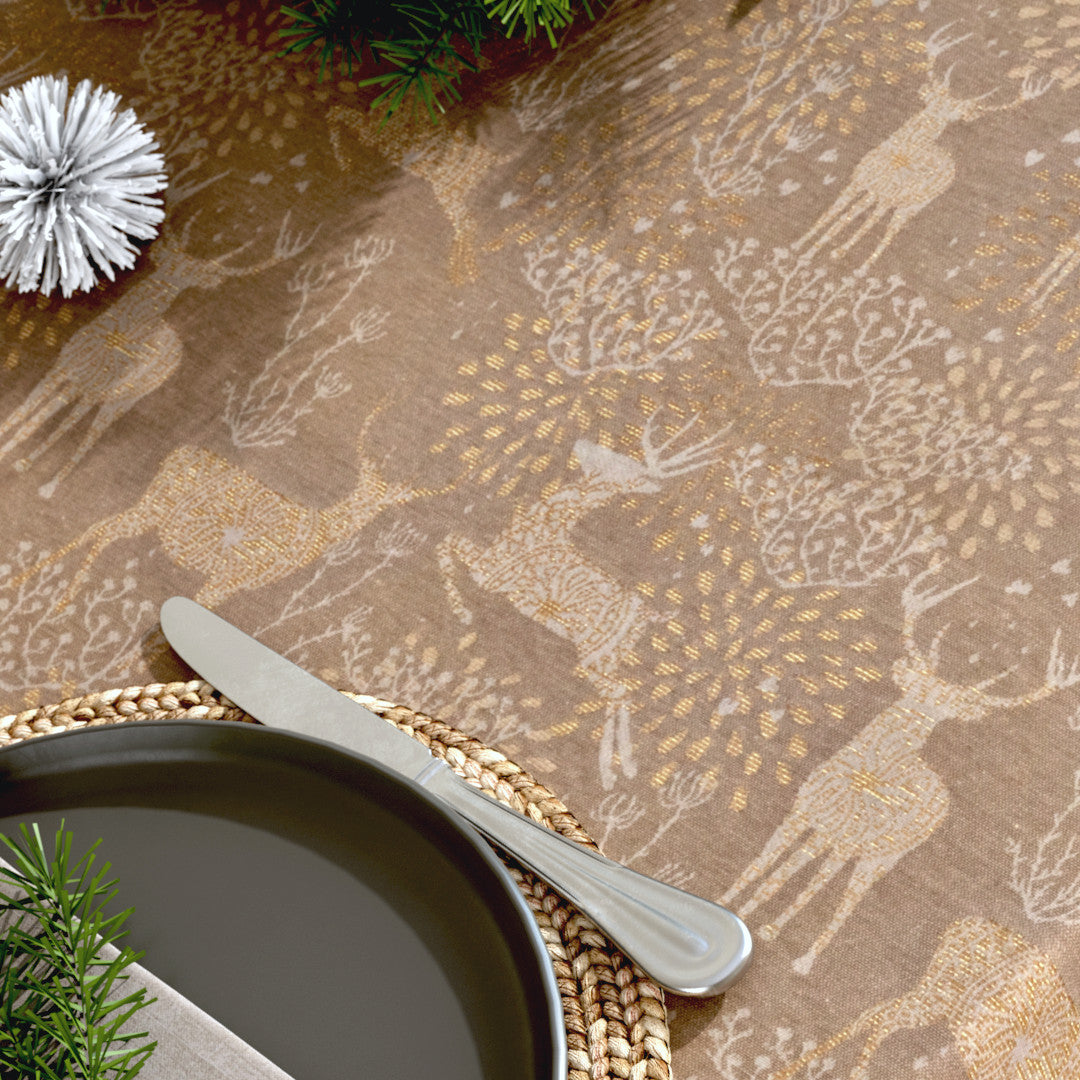 Tæt på Juledug Golden Reindeers med gyldne rensdyr på sandfarvet bund