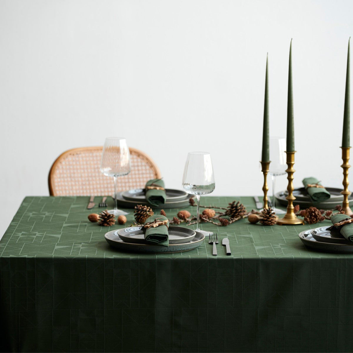 Södahl juledug Star Damask Forest Green - Akryldug med lys på bord