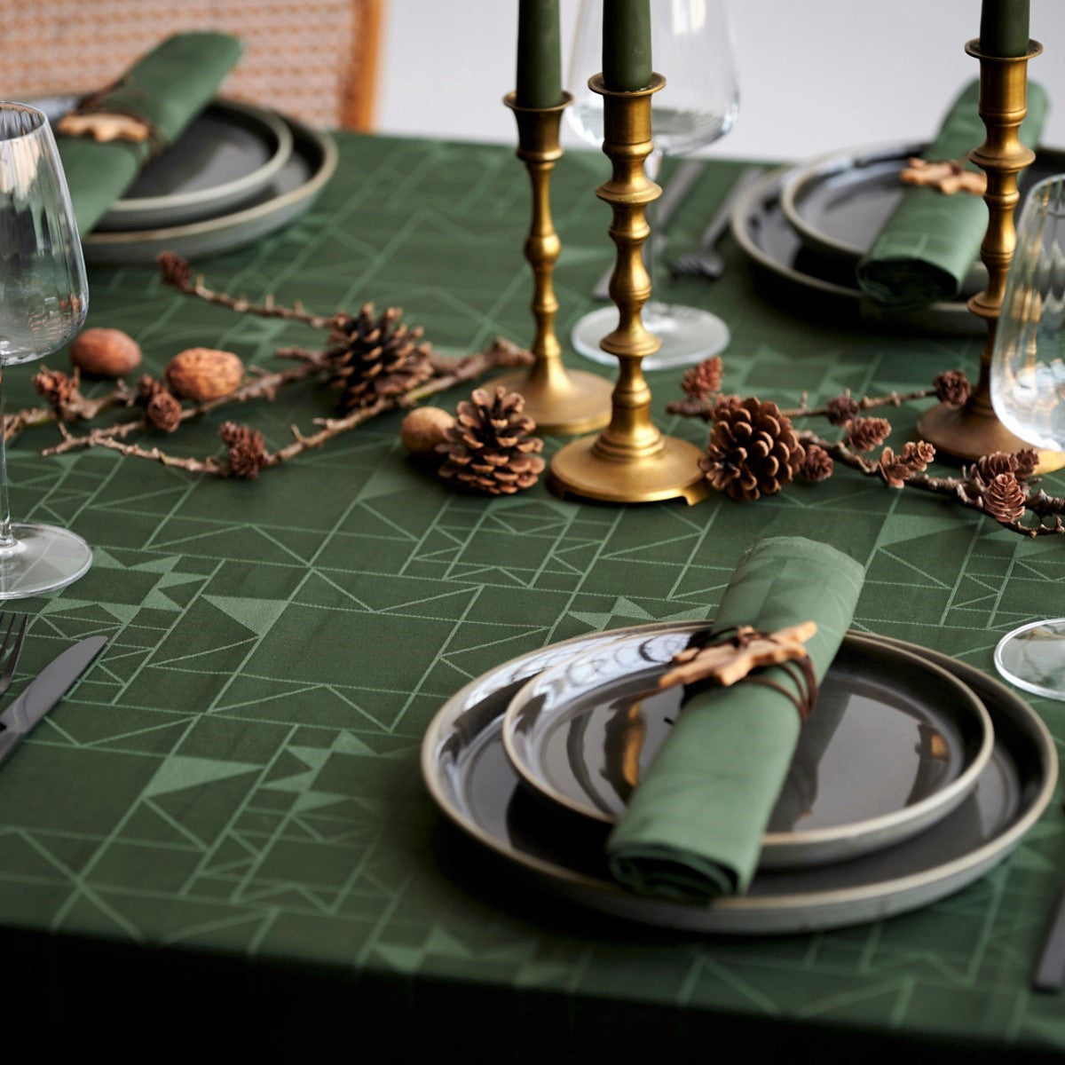 Södahl juledug Star Damask Forest Green - Damaskvævet akryldug med opdækning