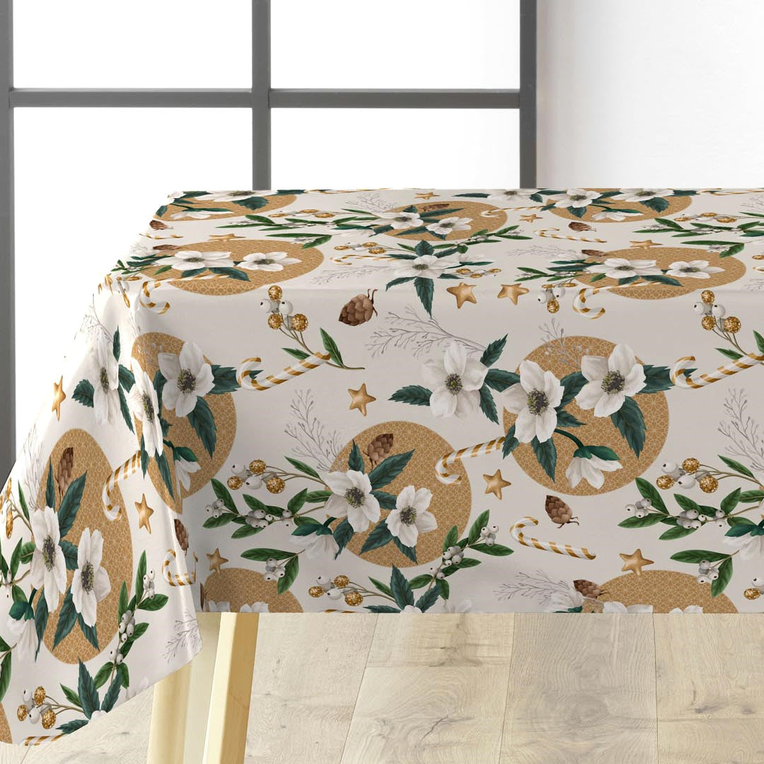 Råhvid julevoksdug med juleroser, kogler og guldmønster på bord