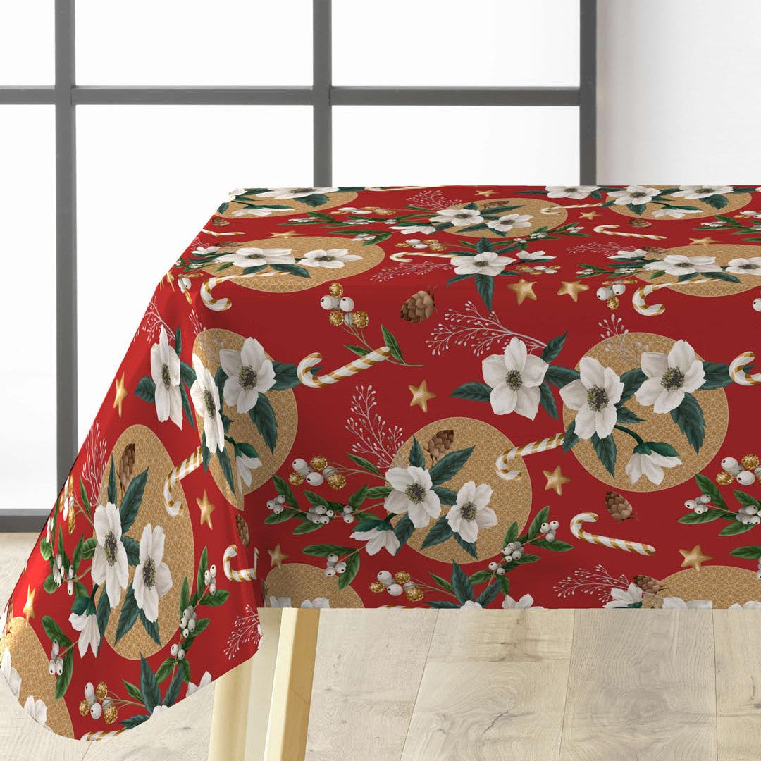 Rød julevoksdug med hvide juleroser og guld mønster på bord