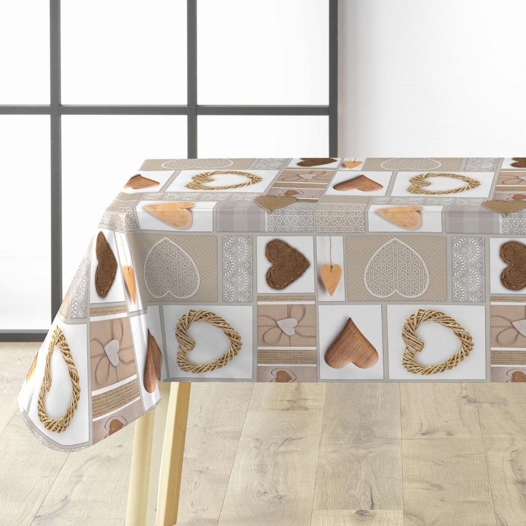 Julevoksdug med hjerter og mønstre i naturfarver på bordet