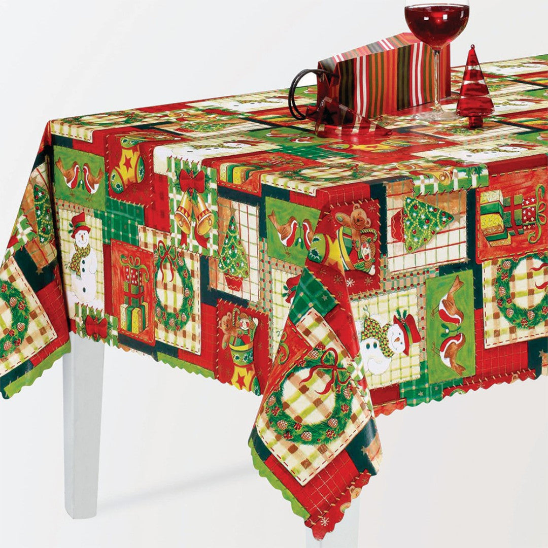 Julevoksdug med patchwork af julepynt i farver på bord