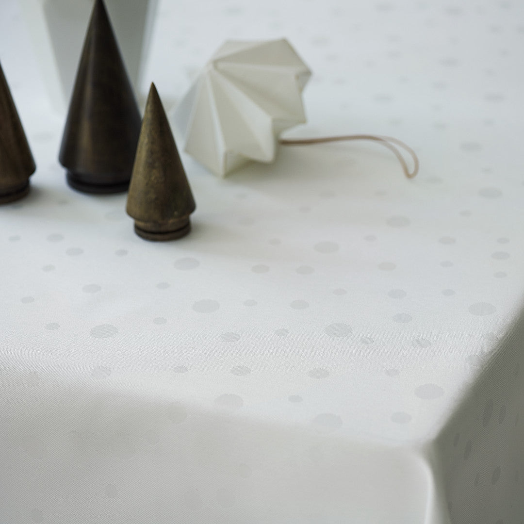 Juna Dot Hvid Damaskdug med Prikker - 140 x 220 cm