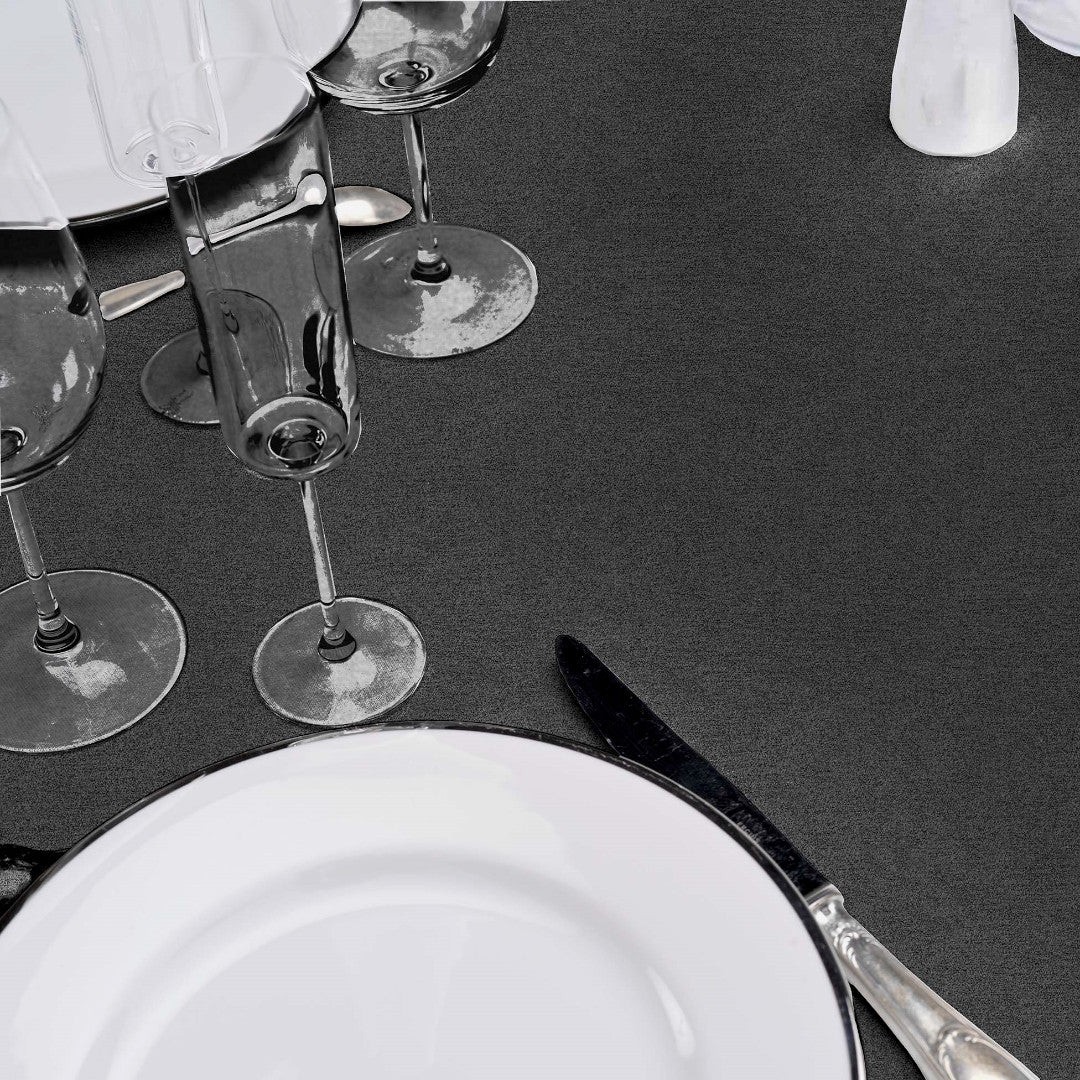 Kessy Charcoal Grey voksdug på bord, skaber et moderne og elegant udtryk