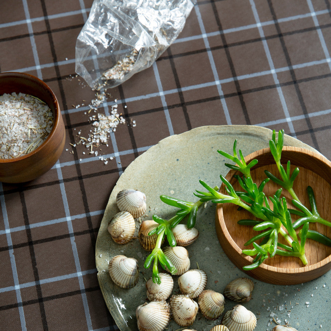 Check Pecan - Lola voksdug med klassisk ternet design, nærbillede