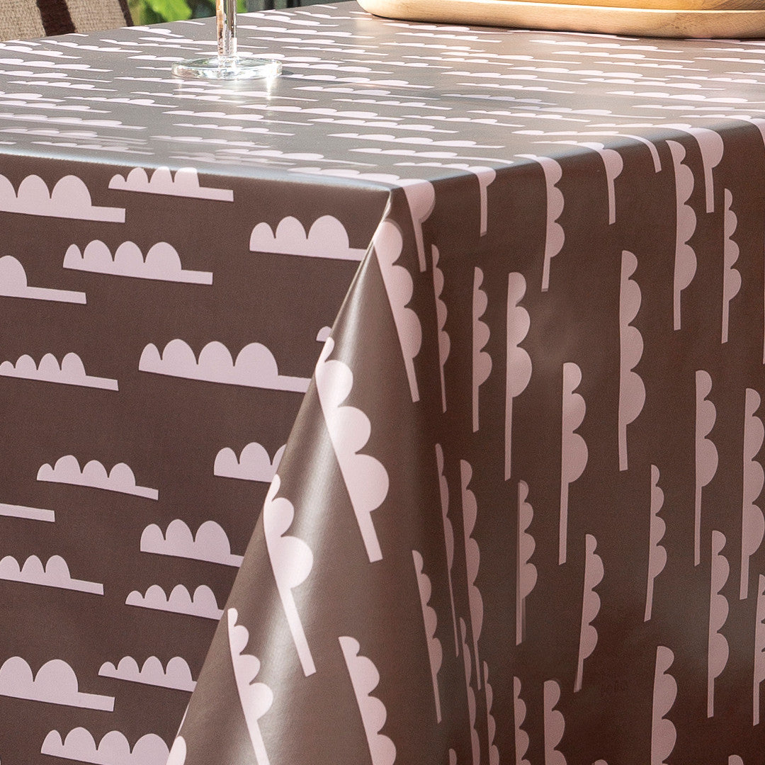 Forest Jump Eggplant - Lola voksdug med abstrakte træer, hjørne