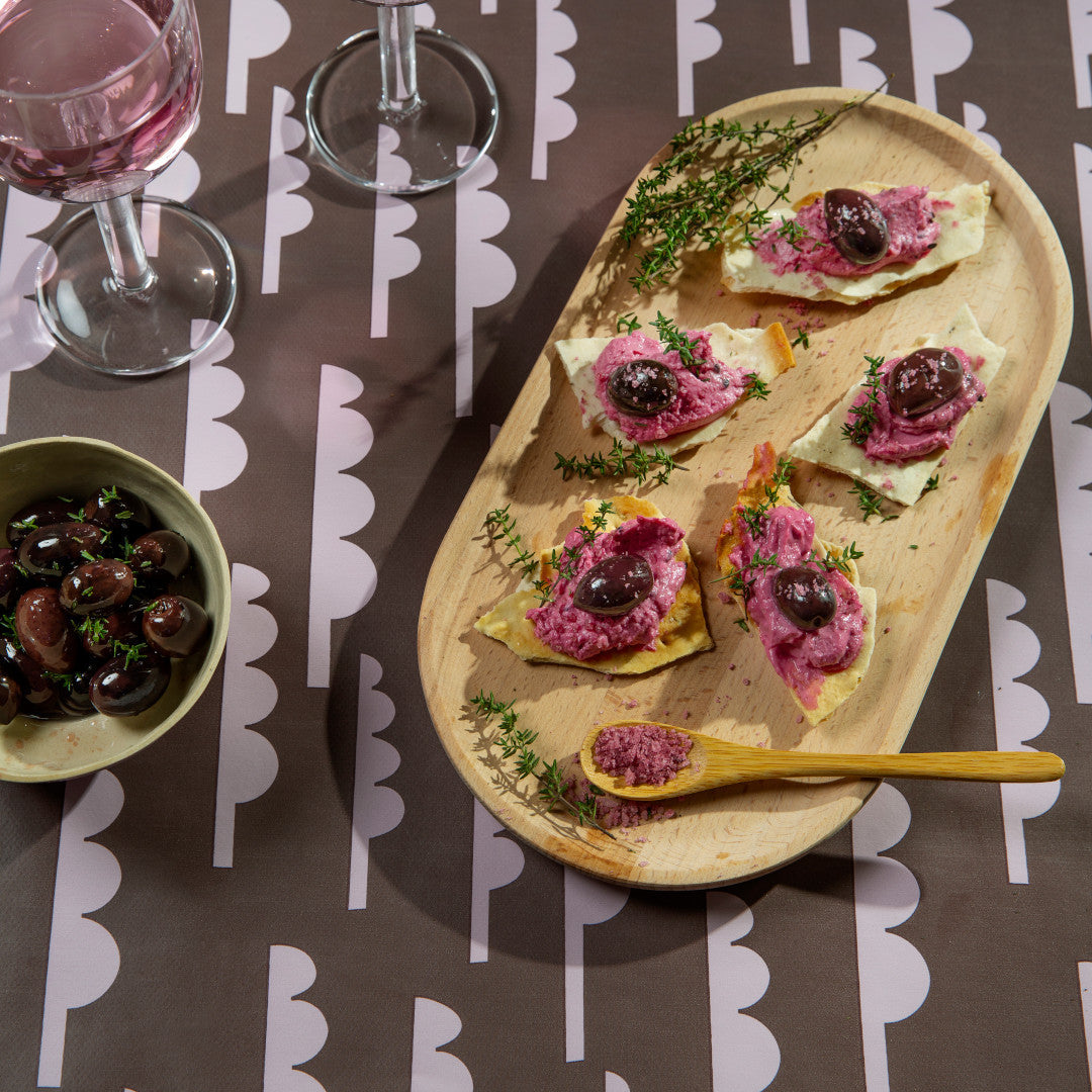 Forest Jump Eggplant - Lola voksdug med abstrakte træer, nærbillede