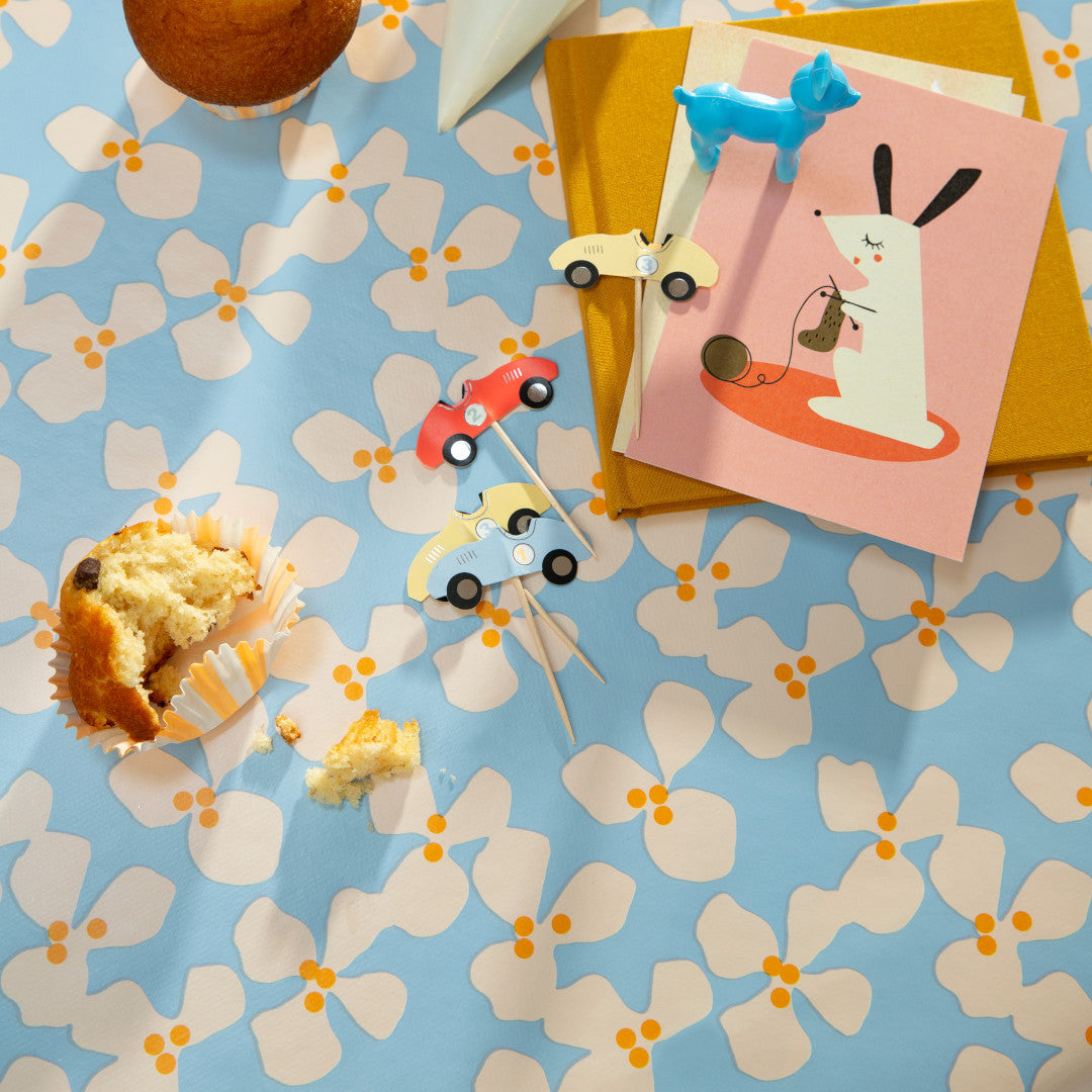 Poppy Baby Blue - Voksdug med frisk og legende design fra Lola