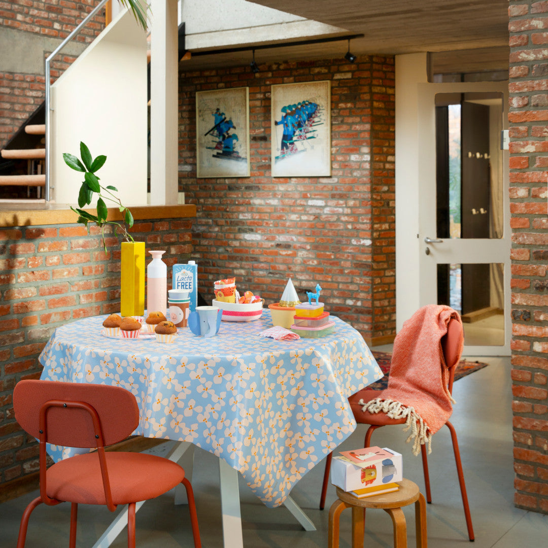 Poppy Baby Blue - Voksdug med frisk og legende design fra Lola, miljø